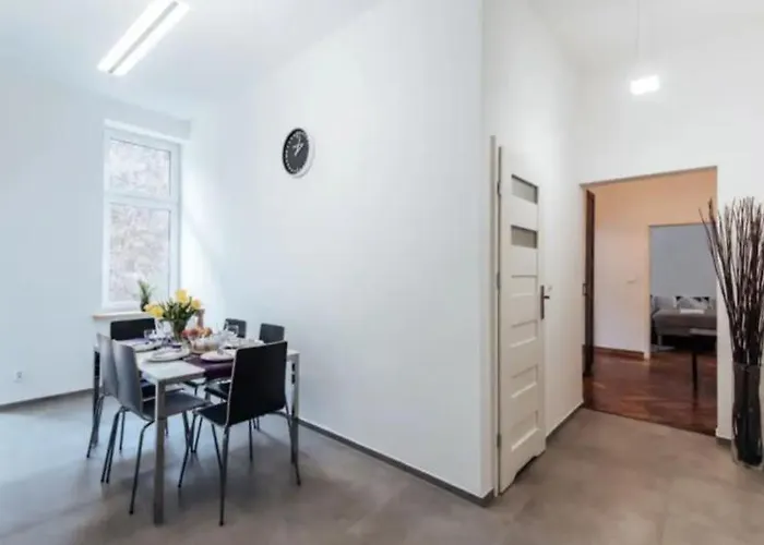 Apartment With Balcony - 21 Filipa Street